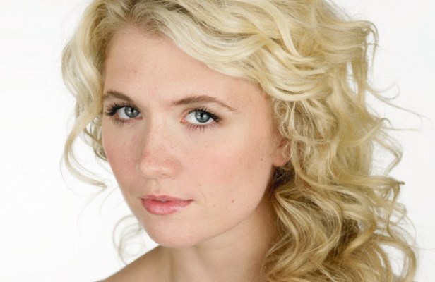 Scarlett-Strallen-700x455