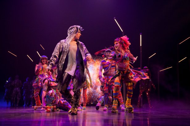 02_VOLTA_MEETING_ELA_004_Photo_credit_Patrice_Lamoureux_costumes_Zaldy_(2)