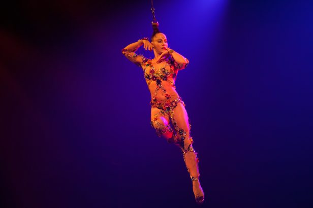 12_VOLTA_MIRAGE_004_Photo_credit_Patrice_Lamoureux_costumes_Zaldy